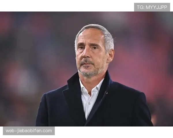 转播镜头捕捉到，摩纳哥主帅在半场时于战术板上画下清晰的进攻跑位图